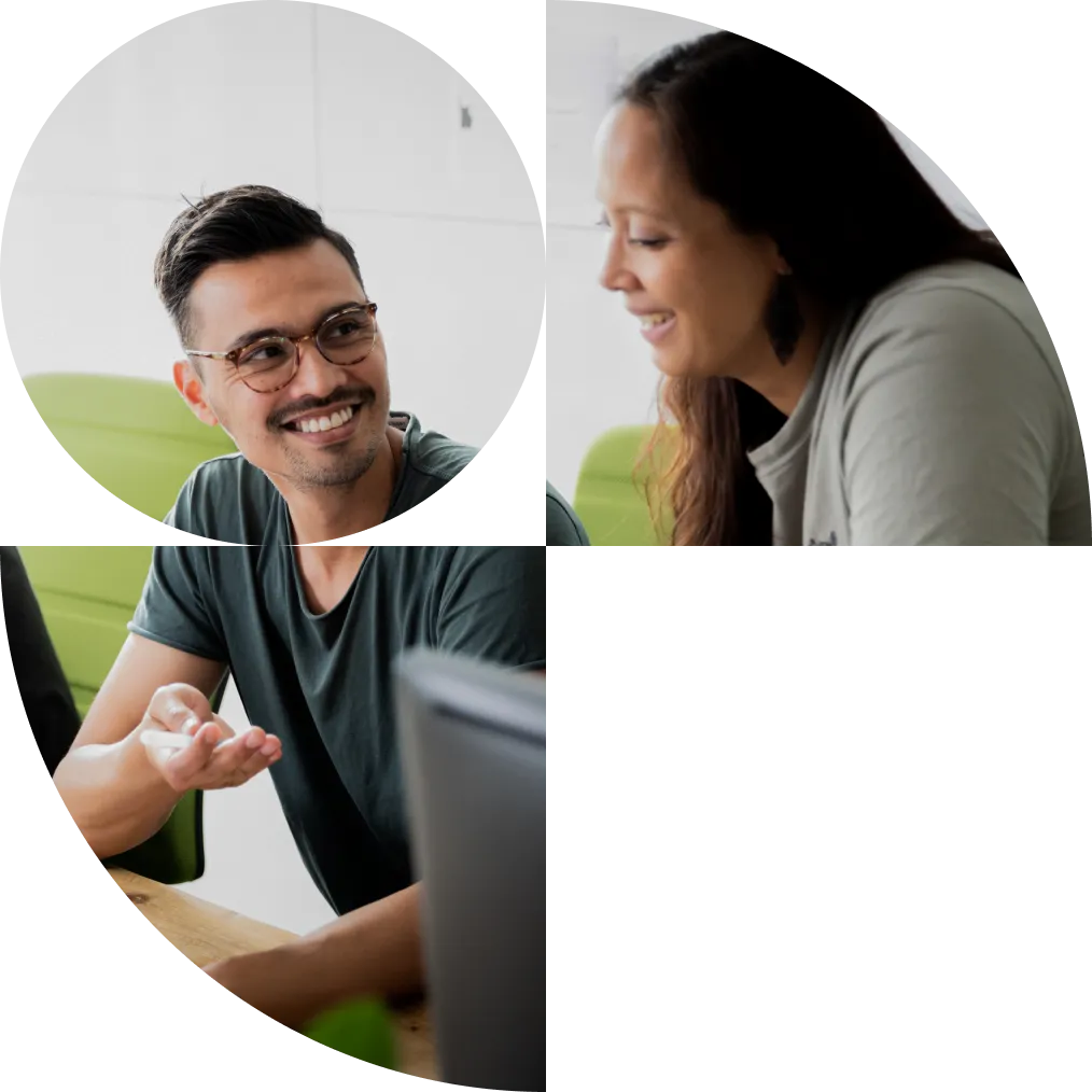 Team dat samenwerkt aan een digitale strategie op whiteboard