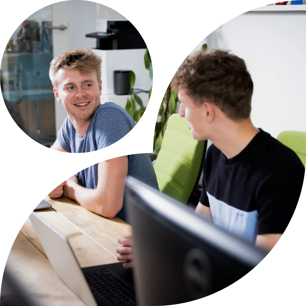 Developer werkt aan back-end code voor een website